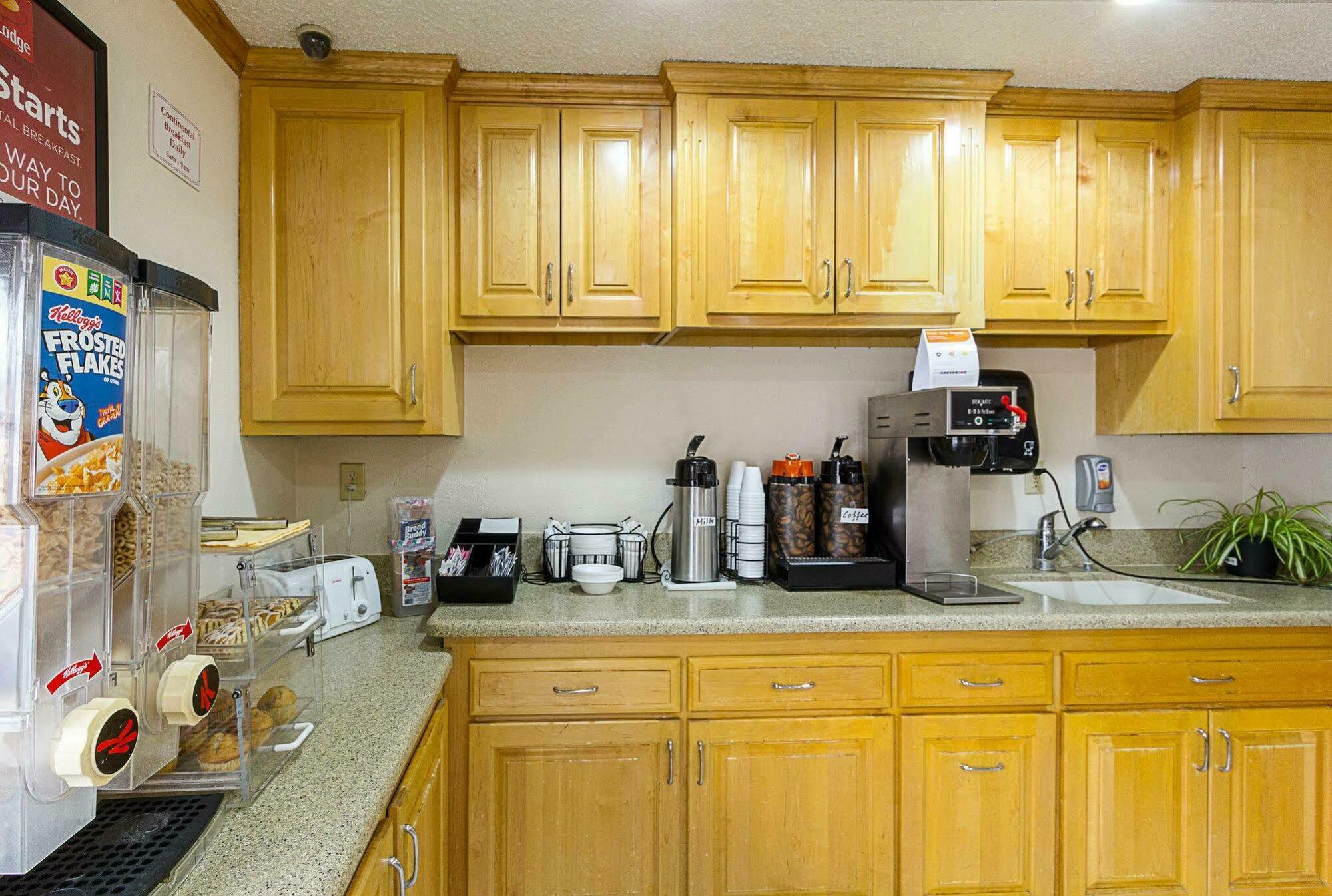 Rodeway Inn West Dodge โอมาฮา ภายนอก รูปภาพ