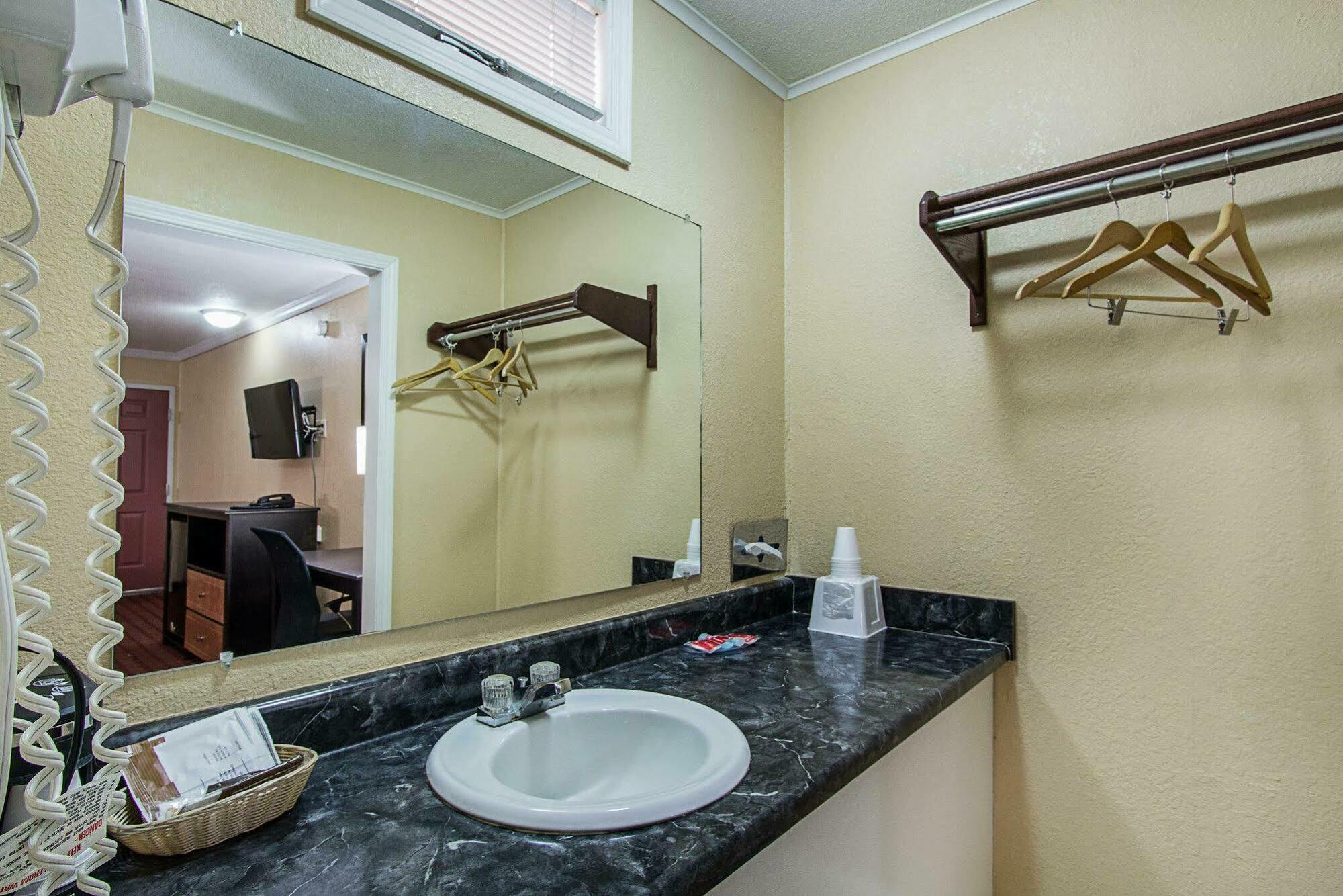 Rodeway Inn West Dodge โอมาฮา ภายนอก รูปภาพ